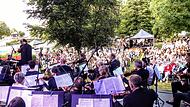 Großer Andrang beim Open-Air-Konzert der Musikfreunde Neustadt im Märchenbad