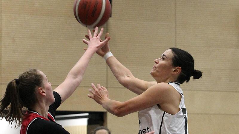 Die Litzendorferin Anne Pfister (rechts) wird beim Wurf von Anna Furmann gefoult.