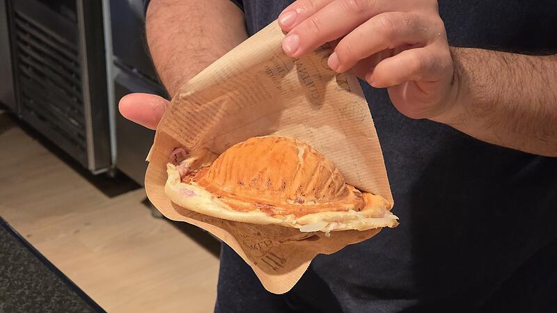 Rund und an den Seiten verschlossen. Den Ufo-D&ouml;ner gibt es jetzt auch in Coburg.