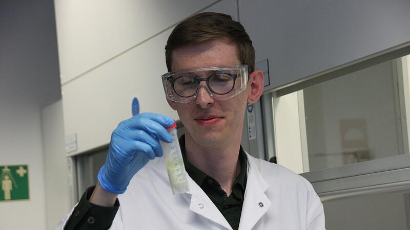 Chemiker Martin Arndt zeigt die Lebensmitteluntersuchung auf Pestizide im LGL: Nach der Zerkleinerung im Mixer hat sich diese Probe Zitronen in ihre Bestandteile getrennt.