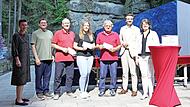 Preis&uuml;bergabe beim Tag des Ehrenamtes: Unser bIld zeigt (von links) Anja Dechant-Sundby (k&uuml;nstlerische Leiterin), Gerald Lei&szlig; (Regisseur), Peter Heinrich, Sarah-Michelle Kr&auml;mer, Roland Balduf, Landrat Jonas Gleich und Heike S&ouml;llner (Leiterin der S...