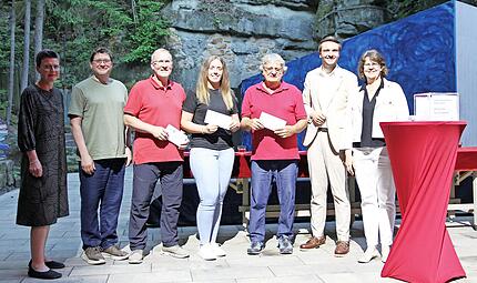 Preis&uuml;bergabe beim Tag des Ehrenamtes: Unser bIld zeigt (von links) Anja Dechant-Sundby (k&uuml;nstlerische Leiterin), Gerald Lei&szlig; (Regisseur), Peter Heinrich, Sarah-Michelle Kr&auml;mer, Roland Balduf, Landrat Jonas Gleich und Heike S&ouml;llner (Leiterin der S...