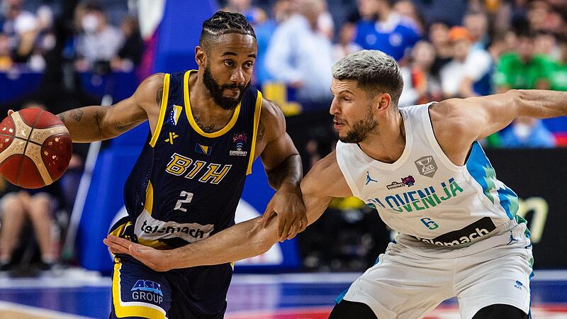 Der Slowene und Ex-Baunacher Ali Nikolic (rechts) attackiert John Roberson (Bosnien-Herzegowina).