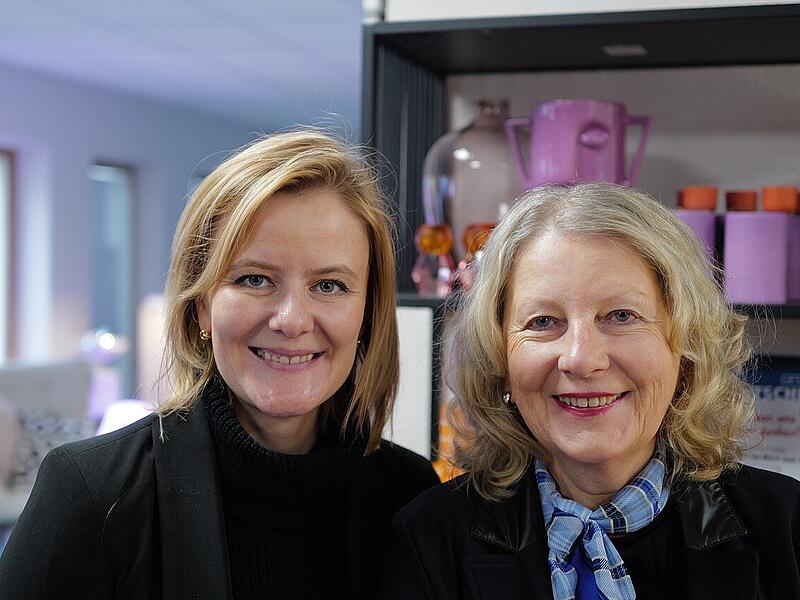 Franziska Fischer und ihre Mutter Christina Fischer im &bdquo;Pop-up-Store&ldquo; auf der Hauptstra&szlig;e in Herzogenaurach.