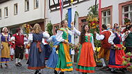 Die Schnitterinnen und Schnitter sind but unterwegs.