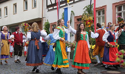 Die Schnitterinnen und Schnitter sind but unterwegs.