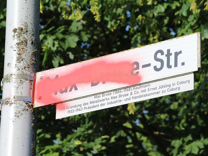 Beschmiert: das Schild der Max-Brose-Straße in Coburg.