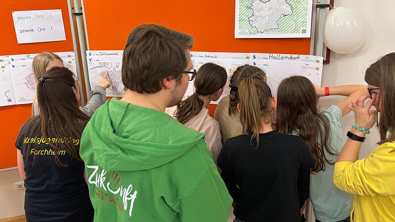 Wo sich gern aufhalten und wo sie sich unwohl fühlen, konnten die Teilnehmer des Projektabends auf Karten der Hallerndorfer Ortsteile markieren.Forchheim & Fränkische Schweiz Wo sich gern aufhalten und wo sie sich unwohl fühlen, konnten die Teilnehmer des Projektabends auf Karten der Hallerndorfer Ortsteile markieren.