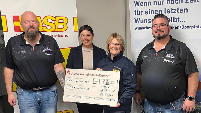 Der Vorsitzende des Dart-Clubs Kronach, Christopher Bayer, Bürgermeisterin Angela Hofmann, Silke Tannhäuser vom ASB-Wünschewagen und Kassierer Thomas Büttner (v.l.). Der Vorsitzende des Dart-Clubs Kronach, Christopher Bayer, Bürgermeisterin Angela Hofmann, Silke Tannhäuser vom ASB-Wünschewagen und Kassierer Thomas Büttner (v.l.).