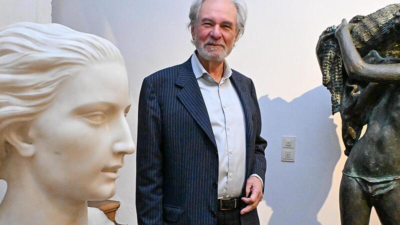 Zwischen der von Aurelio Quaglino geschaffenen &bdquo;Testa di Vittoria&ldquo;, der Siegesg&ouml;ttin mit dem wehenden Haar, und der Bronzeskulptur &bdquo;Il P&eacute;scatore&ldquo; von Augusto Murer f&uuml;hlt sich Kunstauktionator Joseph Schlosser wohl.