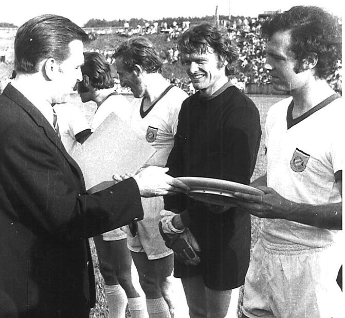 Der damalige Kulmbacher Oberbürgermeister Erich Stammberger (links) überreicht Bayern-Kapitän Franz Beckenbauer ein Geschenk zur Erinnerung an das einmalige Gastspiel in der Bierstadt. Links neben Beckenbauer Nationaltorwart Sepp Maier.