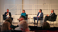 Dr. Rudolf Neumaier, Katja Auer, Markus Knebel und Prof. Dr. Günter Dippold sprechen auf der Bühne über die Idee der Verfassungsviertelstunde.