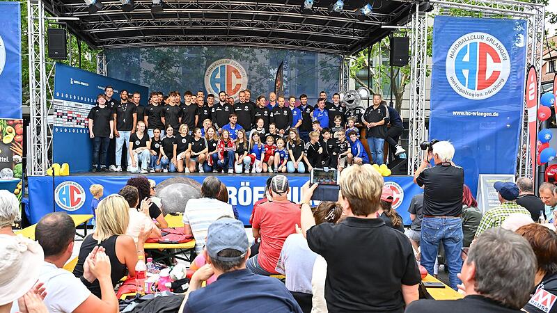 Die Vorfreude ist groß, das Interesse auch: Schon bei der Saisoneröffnungsfeier des HC Erlangen waren offensive Worte zu hören. Die Mittelfranken haben sich verstärkt, der neue Trainer Hartmut Hayerhoffer soll das Team weiterentwickeln.