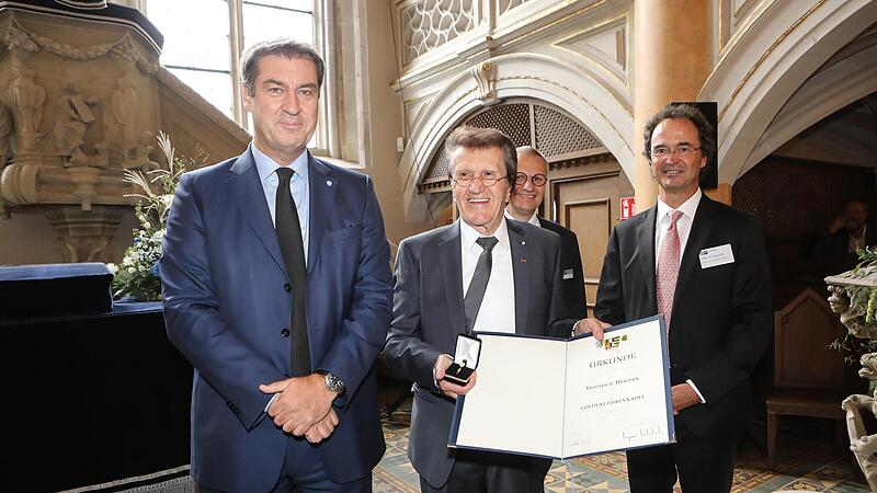 Goldene Ehrennadel der IHK zu Coburg für Friedrich Herdan (vorne, Mitte). Die Festrede hielt Ministerpräsident Markus Söder (links), den Text der Urkunde verlas IHK-Präsident Andreas Engel (rechts). Im Hintergrund IHK-Hauptgeschäftsführer Siegmar ... Goldene Ehrennadel der IHK zu Coburg für Friedrich Herdan (vorne, Mitte). Die Festrede hielt Ministerpräsident Markus Söder (links), den Text der Urkunde verlas IHK-Präsident Andreas Engel (rechts). Im Hintergrund IHK-Hauptgeschäftsführer Siegmar ...