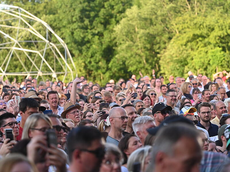 Ronan Keating Konzert 2025Ronan Keating Konzert 2025 Menschenmenge Open Air Konzert Ronan Keating HUK Open Air