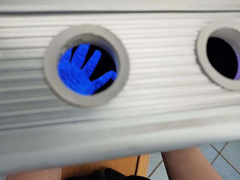 Der &bdquo;Zauberkoffer&ldquo; machte die Bakterien an den H&auml;nden sichtbar.