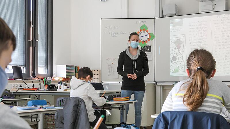 Kristina Kemeth unterrichtet      in der Adalbert Stifter-Schule. Im Klassenzimmer herrscht weiter Maskenpflicht.Forchheim & Fr&auml;nkische Schweiz