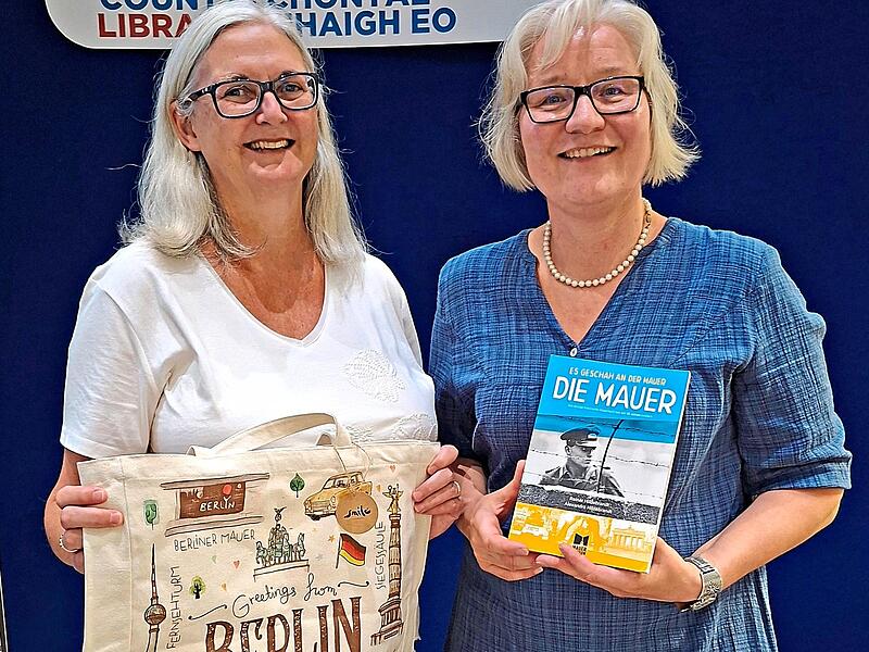Dagmar Wennmacher aus H&ouml;chstadt (rechts) &uuml;bergab Darina Molloy eine Berlin-Tasche und B&uuml;cher.