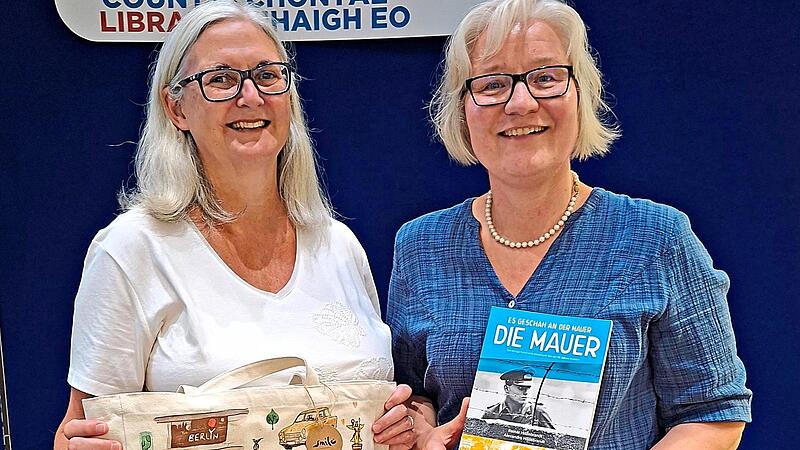 Dagmar Wennmacher aus Höchstadt (rechts) übergab Darina Molloy eine Berlin-Tasche und Bücher. Dagmar Wennmacher aus Höchstadt (rechts) übergab Darina Molloy eine Berlin-Tasche und Bücher.