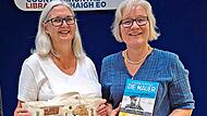 Dagmar Wennmacher aus H&ouml;chstadt (rechts) &uuml;bergab Darina Molloy eine Berlin-Tasche und B&uuml;cher.