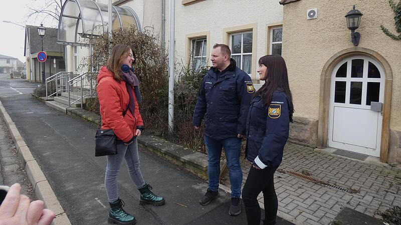 Die Sicherheitswacht mit Timo Schneider und Karolina Schieber im Gespr&auml;ch mit einer Mainleuser B&uuml;rgerin.