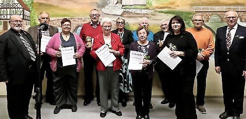 Vereinsehrung (von links): Wolfgang Sittler, Sängerkreisvorsitzender, und Elmar Brehm, 2. Sängergruppenvorsitzender (rechts), ehrten Franz Zitter (50 Jahre Mitglied), Barbara Schultze (10 Jahre), Josef Schmitt (50 Jahre), Elisabeth Hein (40 Jahre)...