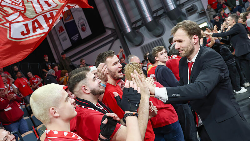 Auch Baskets-Cheftrainer Anton Gavel ließ sich nach der Partie von den Fans feiern. Auch Baskets-Cheftrainer Anton Gavel ließ sich nach der Partie von den Fans feiern.