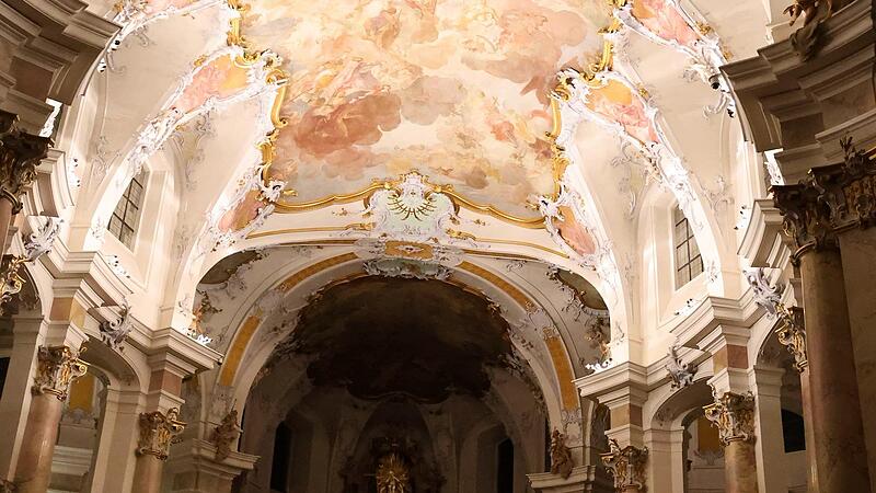 Die Decke der Basilika ist mehr als beeindruckend.