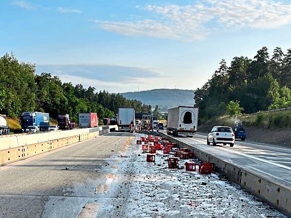 Alkoholfreies Bier ergoss sich nach einem Unfall auf der A 9 bei Himmelkron auf der Fahrbahn.Polizei Alkoholfreies Bier ergoss sich nach einem Unfall auf der A 9 bei Himmelkron auf der Fahrbahn.Polizei