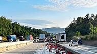 Alkoholfreies Bier ergoss sich nach einem Unfall auf der A 9 bei Himmelkron auf der Fahrbahn.Polizei Alkoholfreies Bier ergoss sich nach einem Unfall auf der A 9 bei Himmelkron auf der Fahrbahn.Polizei