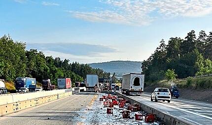 Alkoholfreies Bier ergoss sich nach einem Unfall auf der A 9 bei Himmelkron auf der Fahrbahn.Polizei Alkoholfreies Bier ergoss sich nach einem Unfall auf der A 9 bei Himmelkron auf der Fahrbahn.Polizei