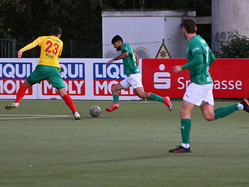 Sport Fußball Saison 2026 / 2027 Bayernliga Nord 12. Spieltag Freitag 25.09.2026 Spielort Sportpark Am Weinberg Neudrossenfeld Kunstrasenplatz Spielbeginn 19.00 h TSV Neudrossenfeld gegen DJK Don Bosco Bamberg Halbzeitergebnis 0:1 Endstand Fardin R Fardin Rabet (am Ball, gegen Jonathan Müller) traf für den TSV Neudrossenfeld doppelt.