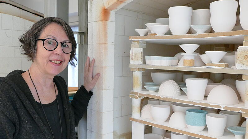 Christiane Toewe ist eine Meisterin ihres Faches: Fragile Schönheit und die Transluzenz in ihrem bevorzugten Material sind Kennzeichen ihrer Porzellankunst.