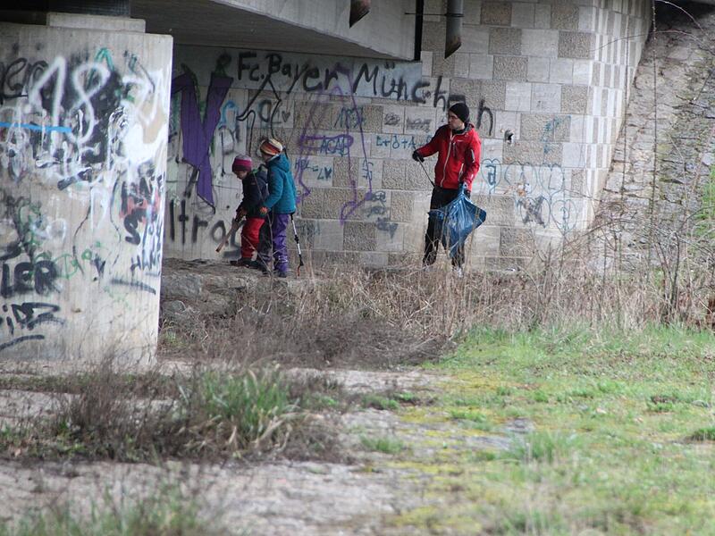 Ramadama Aufräumaktion am 14. März in MünnerstadtRamadama Aufräumaktion am 14. März in Münnerstadt Unter der Brücke der B19 wurde auf beiden Seiten gesammelt.