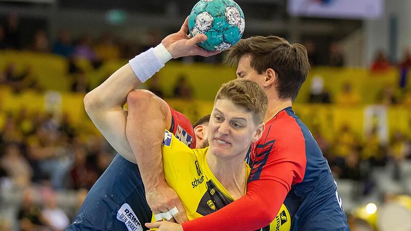 Viktor Glatthard (Mitte) erzielte in der Schlussphase zwei wichtige Treffer am Kreis und heizte die 2314 Fans in der HUK-Arena ordentlich an. F&uuml;r zwei Punkte sollte es f&uuml;r den HSC Coburg am Sonntagabend allerdings nicht reichen.