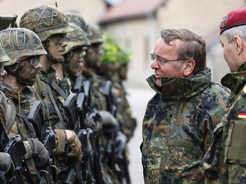 Bei seinem Antrittsbesuch im Mai 2023 spricht Bundesverteidigungsminister Boris Pistorius in der Infanterieschule Hammelburg mit Gebirgsj&auml;gern.