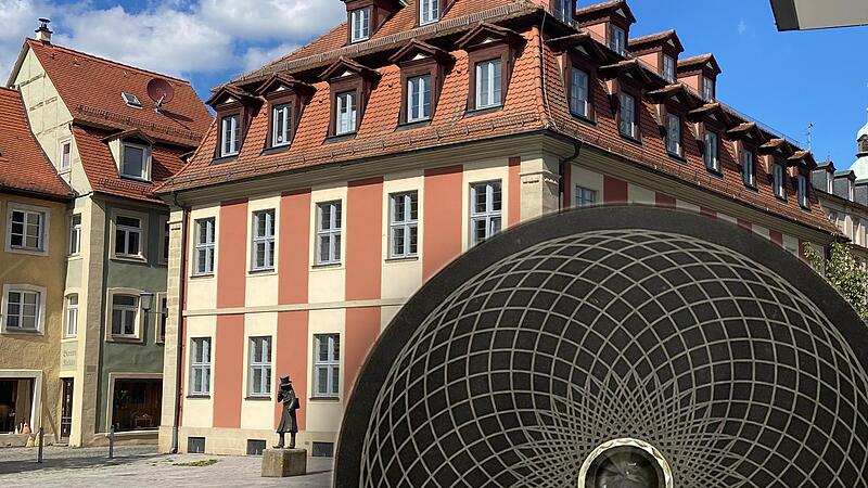 Nach dem Bekanntwerden der Existenz von dubiosen schwarzen Kraftsteinen in zwei Stadtbau-Verwaltungsgebäuden in Bamberg ermittelt die Staatsanwaltschaft.