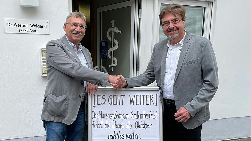 "Es geht weiter!" Allgemeinmediziner Dr. Werner Weigand (69 Jahre) gibt seine Hausarztpraxis in Gerolzhofen entgegen seiner Ankündigung vom Mai doch nicht auf. Mit dem Hausarztzentrum in Grafenrheinfeld hat er sich auf eine Nachfolge zum Oktober geeinigt. Im Team von Dr. Jürgen Schott (rechts) wird Weigand als festangestellter Arzt in Teilzeit weiterarbeiten. "Es geht weiter!" Allgemeinmediziner Dr. Werner Weigand (69 Jahre) gibt seine Hausarztpraxis in Gerolzhofen entgegen seiner Ankündigung vom Mai doch nicht auf. Mit dem Hausarztzentrum in Grafenrheinfeld hat er sich auf eine Nachfolge zum Oktober geeinigt. Im Team von Dr. Jürgen Schott (rechts) wird Weigand als festangestellter Arzt in Teilzeit weiterarbeiten. 