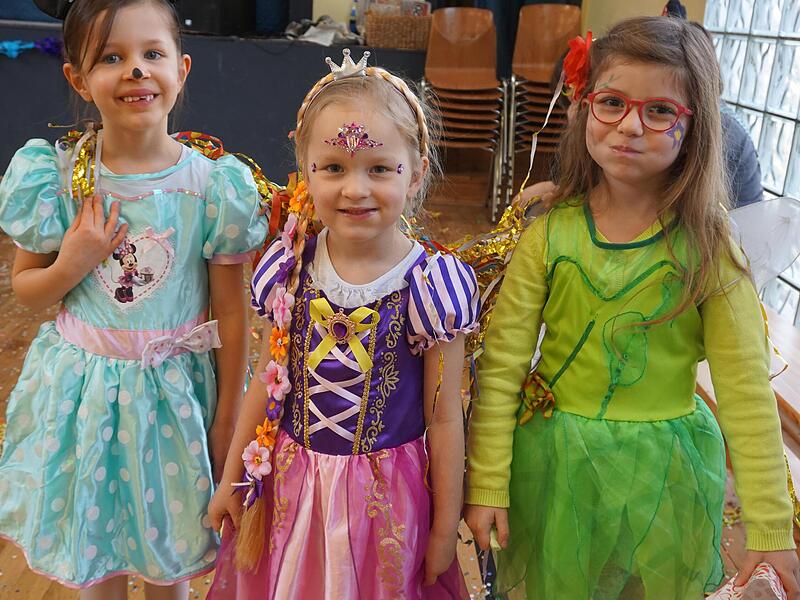Der Kinderfasching in Marktschorgast war gut besucht. Diese Mädchen haben ihre schönsten Prinzessinnen-Kleider an dem Nachmittag getragen.2024 Kinderfasching Landkreis
