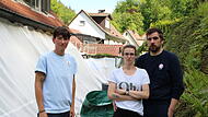 Während des Rechtsstreites durften Birgit Rüdinger, Jennifer Gerst und Florian Gerst ihre Terrasse nicht selbst sanieren - also versuchen sie den Wasserschaden mit einer 12 Meter langen Plane in Schach zu halten. Während des Rechtsstreites durften Birgit Rüdinger, Jennifer Gerst und Florian Gerst ihre Terrasse nicht selbst sanieren - also versuchen sie den Wasserschaden mit einer 12 Meter langen Plane in Schach zu halten.
