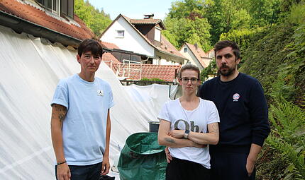 W&auml;hrend des Rechtsstreites durften Birgit R&uuml;dinger, Jennifer Gerst und Florian Gerst ihre  Terrasse nicht selbst sanieren - also versuchen sie den Wasserschaden mit einer 12 Meter langen Plane in Schach zu halten.