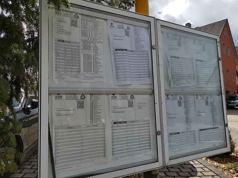 Tatsächlich hängen zahlreiche Fahrpläne in Gößweinstein aus.Forchheim & Fränkische Schweiz Tatsächlich hängen zahlreiche Fahrpläne in Gößweinstein aus.
