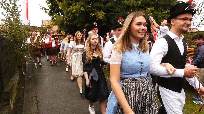 Der Festzug zur Tanzlinde gehört zur Tradition.