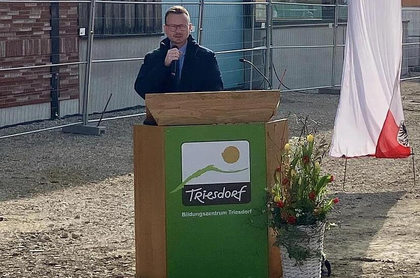 Bezirkstagspr&auml;sident Daniel Forster erkl&auml;rt die Bauarbeiten in Triesdorf.