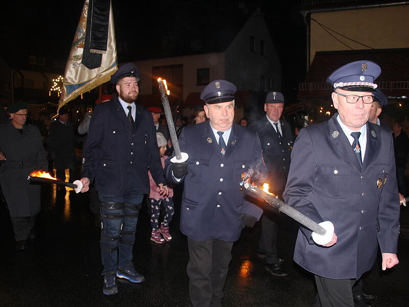 Die Ortsfeuerwehr zieht  mit brennenden Fackeln durch Wichsenstein.