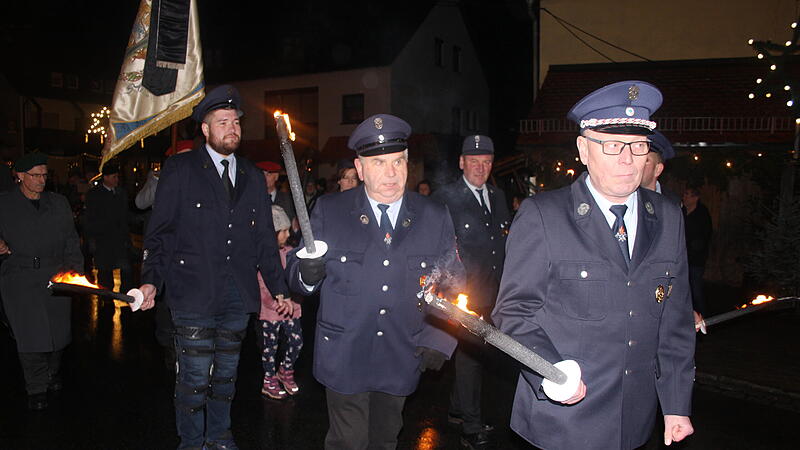 Die Ortsfeuerwehr zieht  mit brennenden Fackeln durch Wichsenstein.