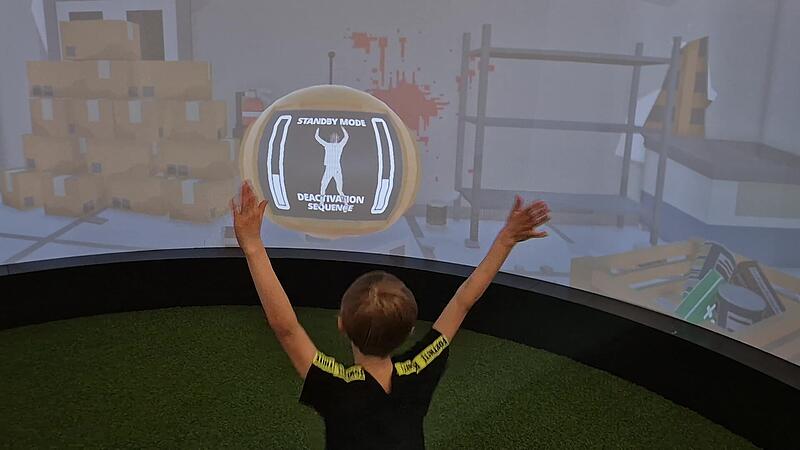 Fitness-&Uuml;bungen in der virtuellen Welt im Iglu der Uni Bamberg.