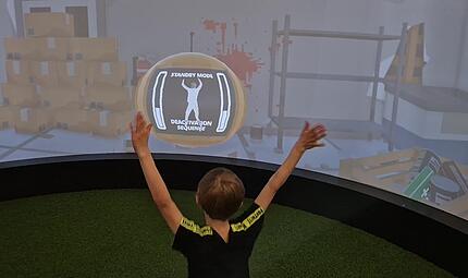 Fitness-&Uuml;bungen in der virtuellen Welt im Iglu der Uni Bamberg.