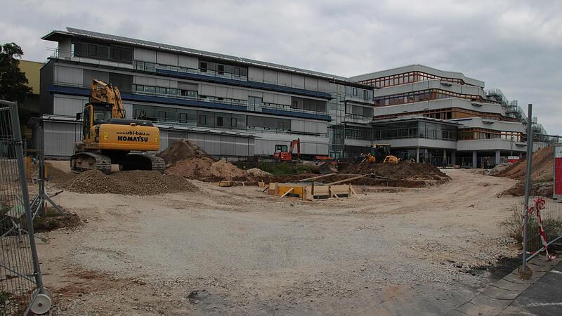 Am Höchstadter Gymnasium sind die Arbeiten für den nächsten Erweiterungsbau angelaufen. Rechts im Hintergrund der Kollegstufen-, links der Südbau.