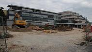 Am Höchstadter Gymnasium sind die Arbeiten für den nächsten Erweiterungsbau angelaufen. Rechts im Hintergrund der Kollegstufen-, links der Südbau.